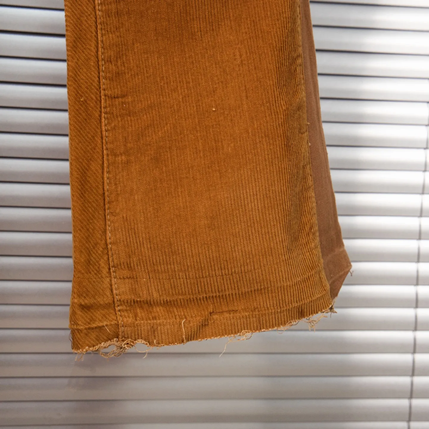P240 Chrome Hearts Gallery 2025 corduroy spliced ​​multi-pocket couple bootcut jeans are a hot trend this season and are sought after by countless celebrities and fashionistas. The neat details of the cutting process add color to the playful fashion! The neat and meticulous design, and the well-fitting structure is unique. The upper body not only has outstanding recognition, but also looks younger and younger. A style with the ultimate wearing meaning and performance, gorgeous color matching, and the craftsmanship of this style is also extremely extraordinary. After the finished product is washed, it is disassembled and hand-made with sheepskin cross leather and then spliced ​​together to complete. The whole piece has too many craftsmanship to describe. It is decorated with patchwork cross flowers and high-waisted washed jeans! ! Absolutely high-end luxury product, a god-level single product, a super popular product, made by top heavy industry, a magic weapon that cannot be missed to hit the streets. Style number: 1847 Size: 28 30 32 34 36 Color: yellow